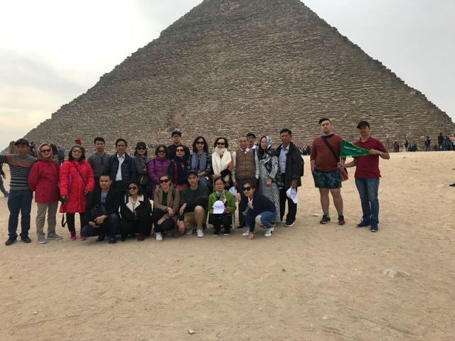 Choáng ngợp trước Kim tự tháp Giza - 2 Đoàn du lịch Migola Vietnam trước Kim tự tháp Kheops