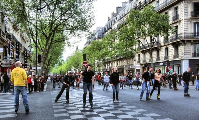 Châu Âu mùa xuân có gì hấp dẫn? - 1 Khung cảnh phản ánh đúng chất của mùa xuân Paris: người dân tràn ra đường phố để vui chơi
