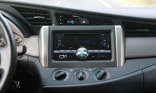 Thay đổi mạnh mẽ, Toyota Innova có gì khác biệt? - 8
Còn đối với phiên bản G và E (ảnh trên) chỉ có đọc đầu CD với 6 loa dù vẫn có kết nối bluetooth, USB, AUX…
