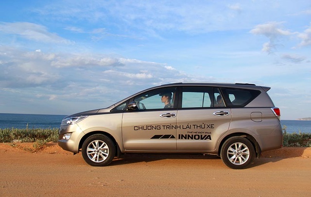 Thay đổi mạnh mẽ, Toyota Innova có gì khác biệt? - 3
Nếu như phiên bản cao cấp nhất Innova V được trang bị bộ mâm hợp kim 17” với cỡ lốp 215/55 thì hai phiên bản Innova G và E sử dụng bộ mâm kích thước 205/65R16 (với tỉ lệ này thì bộ mâm của bản V hoàn toàn có thể sử dụng cho hai phiên bản còn lại).