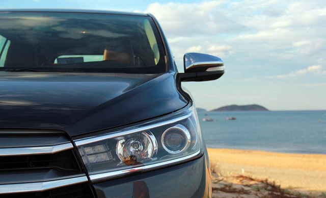 Thay đổi mạnh mẽ, Toyota Innova có gì khác biệt? - 4
Ngoại trừ phiên bản V cao cấp nhất được trang bị đèn pha Led dạng chiếu còn lại hai phiên bản G và E vẫn sử dụng đèn halogen cả pha/cốt. Không chỉ có vậy, Innova V còn có thêm hệ thống đèn tự động với cảm biến ánh sáng, hỗ trợ điều chỉnh góc chiếu và chế độ đèn chờ dẫn đường…