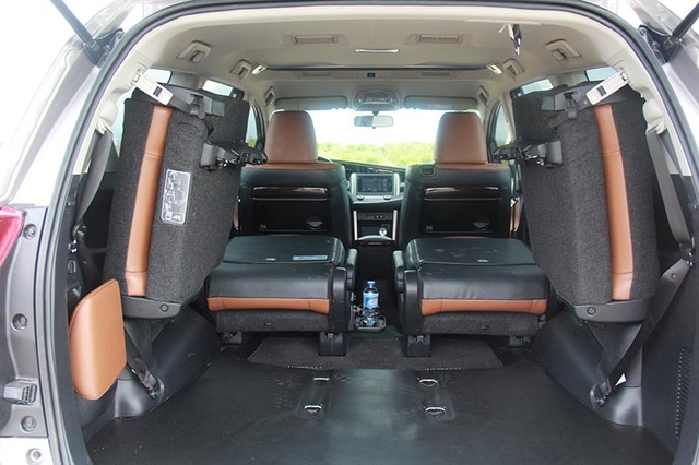 Thay đổi mạnh mẽ, Toyota Innova có gì khác biệt? - 7
Toyota Innova vẫn giữ ưu điểm về hệ thống điều hòa tự động với hai giàn lạnh với cửa gió cho tất cả các hàng ghế (riêng bản E là điều hòa chỉnh tay)