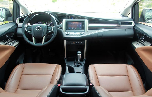 Thay đổi mạnh mẽ, Toyota Innova có gì khác biệt? - 5
Bên trong xe, nếu phiên bản V (ảnh trên) được ưu ái với ghế da (sản xuất trong nước) điều chỉnh điện 8 hướng cùng các mảng ốp gỗ trang trí và đường viền màu bạc thì phiên bản G và E sử dụng ghế nỉ, điều khiển cơ, nội thất không được ốp gỗ (phiên bản G chỉ có viền màu bạc).