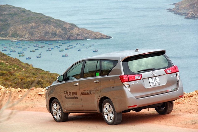 Thay đổi mạnh mẽ, Toyota Innova có gì khác biệt? - 2
Toyota Innova mới có kích thước 4735 x 1830 x 1795mm (dài, rộng, cao) chiều dài cơ sở 2.750mm, bán kính vòng quay tối thiểu 5,4m, dung tích bình nhiên liệu 55 lít và trọng lượng không tải 2.330 - 2.730kg. Với kích thước này, Innova thế hệ thứ hai dài hơn thế hệ cũ 150mm, rộng hơn 70mm và cao hơn 35mm, thay đổi này giúp khoang xe cao hơn 10mm và rộng thêm gần 20mm.