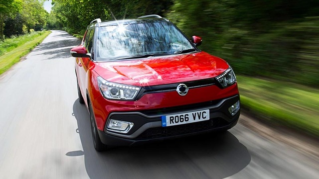 UAZ và Ssangyong quay trở lại Việt Nam, Toyota nâng cấp động cơ cho xe nhỏ - 5
Ssangyong Tivoli tại Việt Nam được trang bị động cơ xăng e-XGi160 1.6L cho công suất 126 mã lực và mô-men xoắn cực đại 157 Nm, đi kèm hộp số tự động và hai lựa chọn hệ thống dẫn động 2 bánh hoặc 4 bánh toàn thời gian có giá bán khởi điểm từ 590 đến 763 triệu đồng.