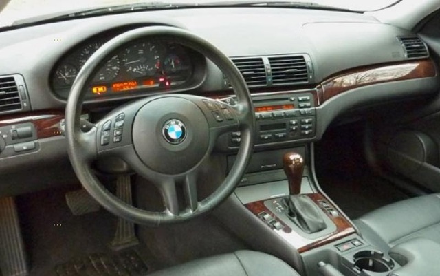 Triệu hồi BMW 3-Series tại Việt Nam - 2 Cụm túi khí trên tay lái của chiếc BMW 318i phiên bản 2005