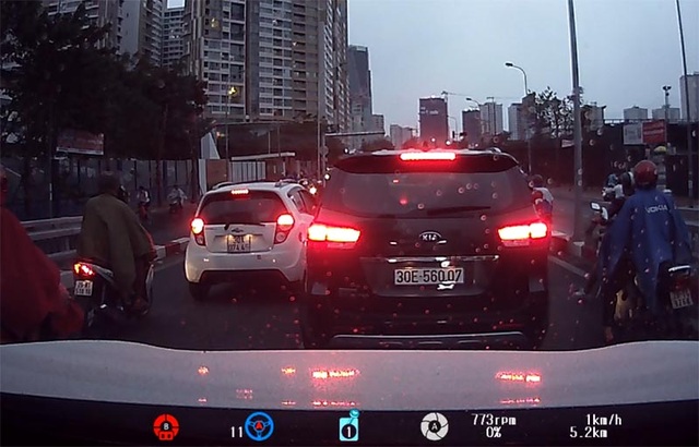 Ô tô nối đuôi nhau đi ngược chiều trên cầu vượt - 3 Ô tô nối đuôi nhau đi ngược chiều trên cầu vượt - 3