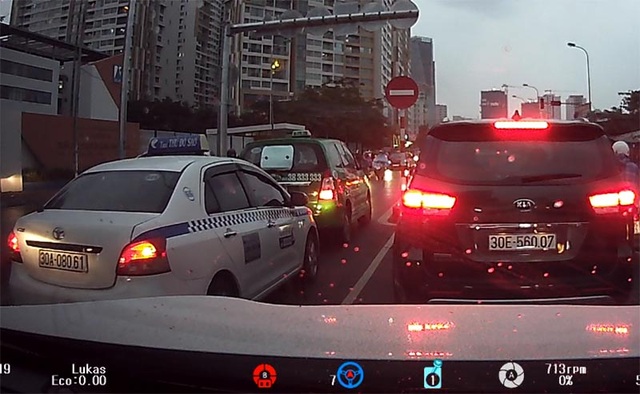 Ô tô nối đuôi nhau đi ngược chiều trên cầu vượt - 1 Ô tô nối đuôi nhau đi ngược chiều trên cầu vượt - 1