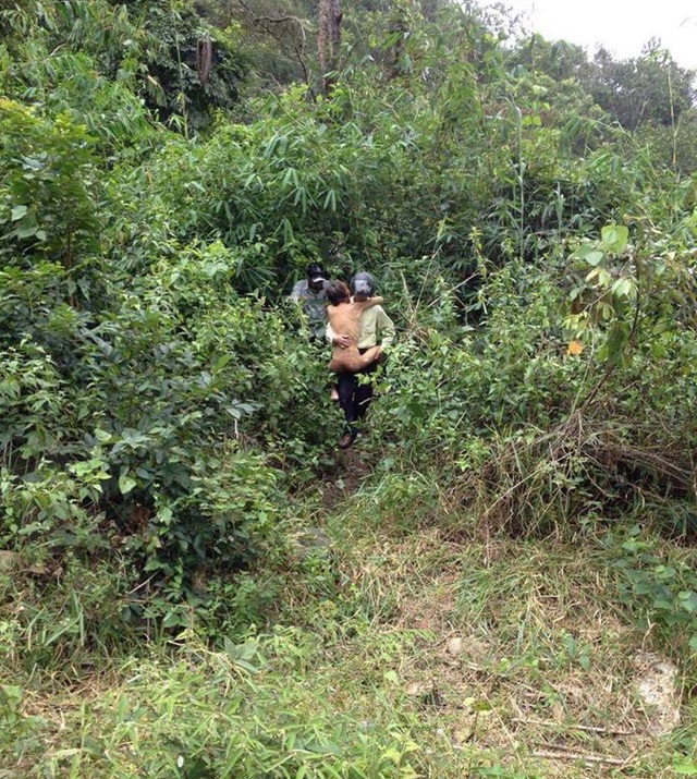 Tìm thấy nam thanh niên mất tích 4 ngày trong rừng sâu - 2 Lực lượng chức năng đưa nạn nhân ra khỏi rừng