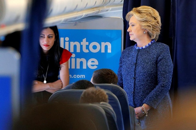 Nữ trợ lý xinh đẹp luôn sát cánh bên bà Clinton - 1
Bà Hillary Clinton trò chuyện cùng các thành viên trong chiến dịch tranh cử, trong đó có nữ trợ lý Huma Abedin, trên chuyên cơ tại White Plains, New York ngày 28/10.
