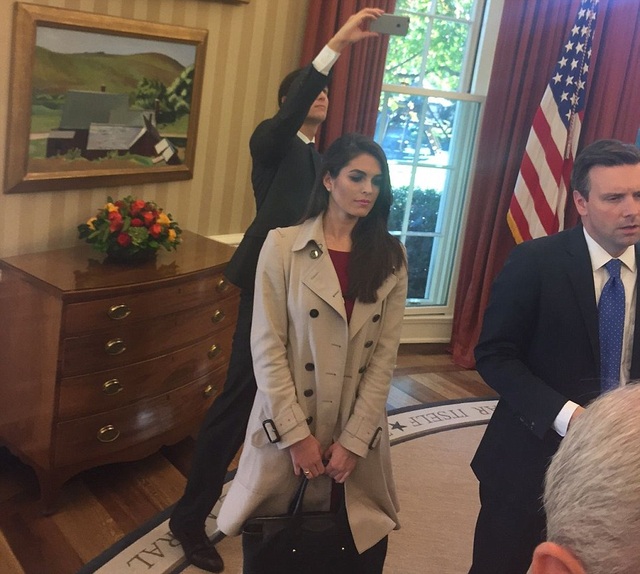 Ông Donald Trump lần đầu tới Nhà Trắng gặp Tổng thống Obama - 15
Jared Kushner, con rể của ông Trump, chụp ảnh cuộc gặp tại phòng Bầu dục. Cô Hope Hicks, phụ trách truyền thông của ông Trump, cũng có mặt. (Ảnh: Dailymail)