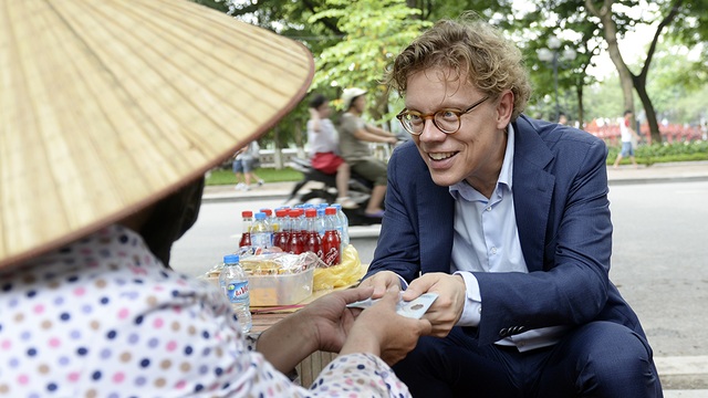 Tân Đại sứ Thụy Điển thích thú trà đá vỉa hè giữa trời thu Hà Nội - 17
Nhà ngoại giao Thụy Điển thanh toán tiền nước cho chị chủ quán.