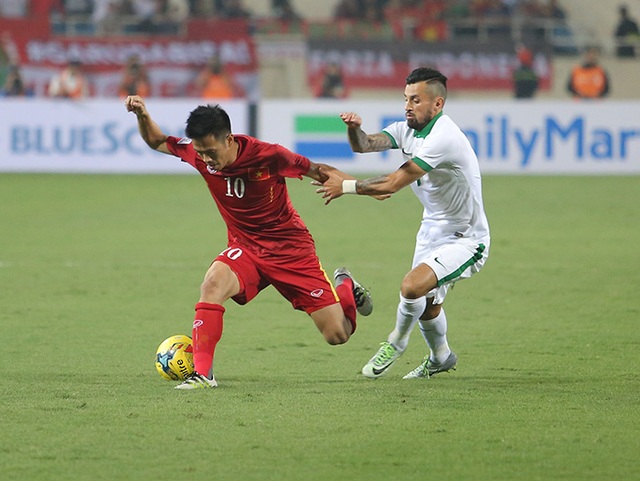 Việt Nam 2-2 Indonesia: Chia tay AFF Cup trong danh dự - 4
Văn Quyết (trái) đi bóng trước sự truy cản của cầu thủ Indonesia, ảnh: An An