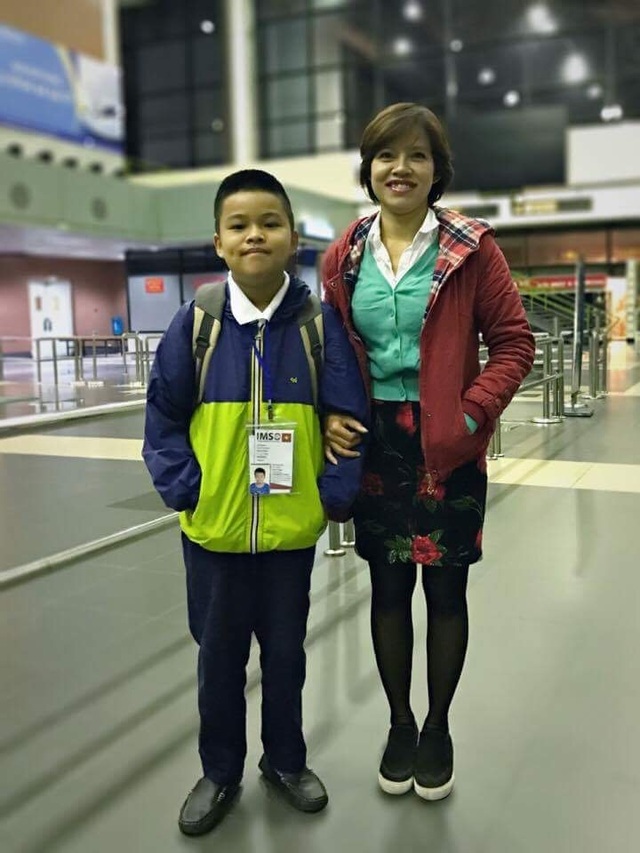 Khâm phục “bộ sưu tập” huy chương của cậu học sinh lớp 6 - 2 Bách cùng mẹ tại sân bay chuẩn bị lên đường tham dự cuộc thi IMSO tại Indonesia.