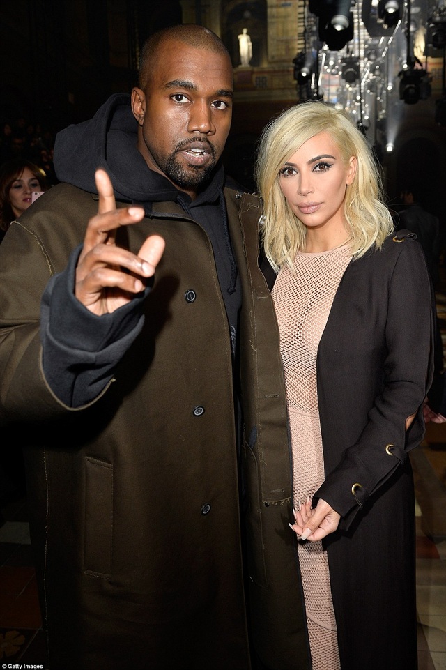 Kim Kardashian phát hoảng khi bị fan cuồng đòi sàm sỡ - 28
Đầu tuần này, trả lời phỏng vấn của báo giới, Kim đã gửi lời cảm ơn ông xã Kanye West đã có những tư vấn tuyệt vời giúp cô từ một ngôi sao giải trí đơn thuần trở thành một biểu tượng thời trang.