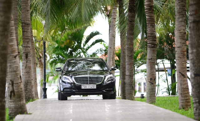 Xe đưa đón hạng sang: Mercedes-Benz tiếp tục được đại gia lựa chọn - 1
S 500 L tại VinPearl Nha Trang