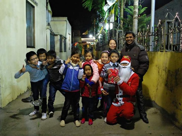Giáng sinh 2016: Dịch vụ ‘ông già Noel tặng quà’ kiếm bội tiền - 1 Lê Mậu Sỹ đã có thâm niêm 3 năm làm ông già Noel tặng quà cho các bé