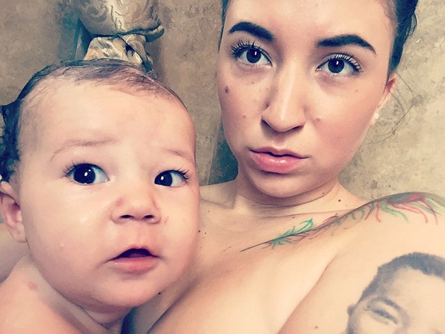 Ông tặng cháu gấu bông "siêu khủng" khiến cộng đồng mạng thích thú - 1
Maddie và mẹ