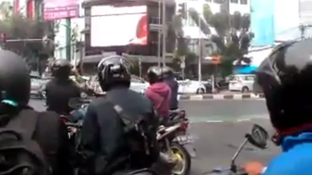 Người giao thông Indonesia sốc vì phim sex trên màn hình công cộng - 1
Video khiêu dâm bị phát nhầm trên màn hình lớn (Ảnh: Twitter)