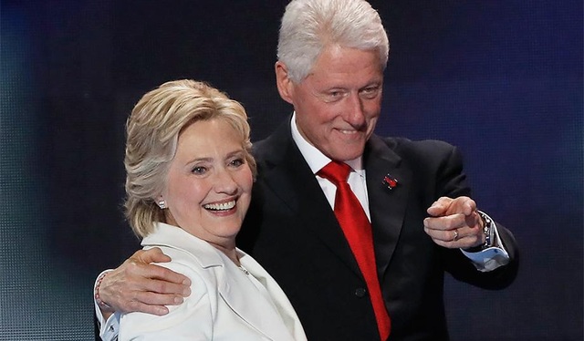 Nghi vấn Quỹ Clinton được hứa tặng 1 triệu USD làm quà sinh nhật cho Bill Clinton - 1
Vợ chồng bà Clinton (Ảnh: National Review)