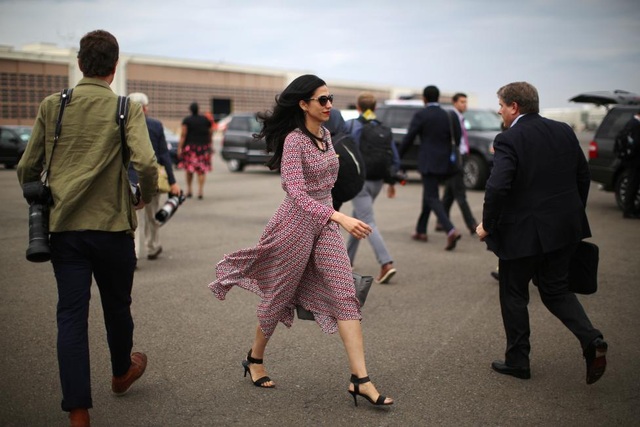 Nữ trợ lý xinh đẹp luôn sát cánh bên bà Clinton - 2
Huma Abedin, 40 tuổi, trẻ trung và xinh đẹp khi sải bước tại sân bay Ronald Reagan Washington tại thủ đô Washington hôm 17/9.