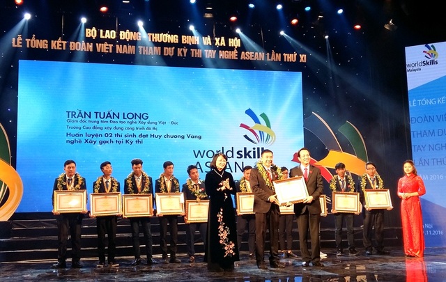 "Học nghề mang lại giá trị đích thực cho bạn trẻ, gia đình và xã hội" - 1
Phó Chủ tịch nước Đặng Thị Ngọc Thịnh và Bộ trưởng Đào Ngọc Dung trao bằng khen tới các thí sinh, chuyên gia