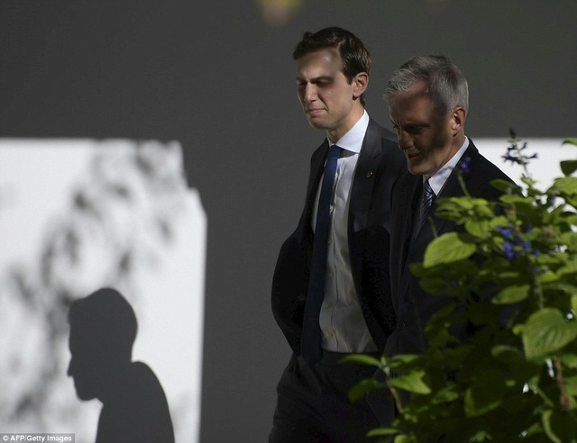 Ông Donald Trump lần đầu tới Nhà Trắng gặp Tổng thống Obama - 16
Con rể của ông Trump, Jared Kushner (trái), cũng có cuộc gặp với Chánh văn phòng Nhà Trắng Denis McDonough (Ảnh: AFP)