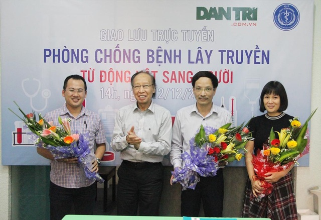 "Gỡ" mối lo bệnh truyền nhiễm từ động vật "bủa vây" con người - 1
Nhà báo Phạm Huy Hoàn, TBT báo Điện tử Dân trí (thứ 2 từ trái sang) tặng hoa các khách mời đến từ Cục Y tế dự phòng, Viện Vệ sinh dịch tễ và Cục Thú Y