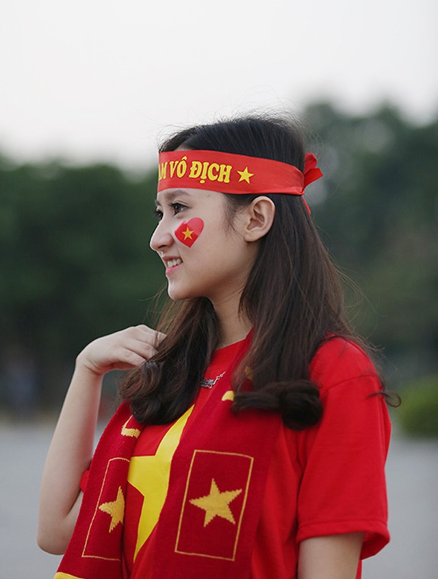 Tiết lộ bất ngờ về fan nữ đẹp lai Tây tại AFF cup 2016 - 1 Tiết lộ bất ngờ về fan nữ đẹp lai Tây tại AFF cup 2016 - 1
