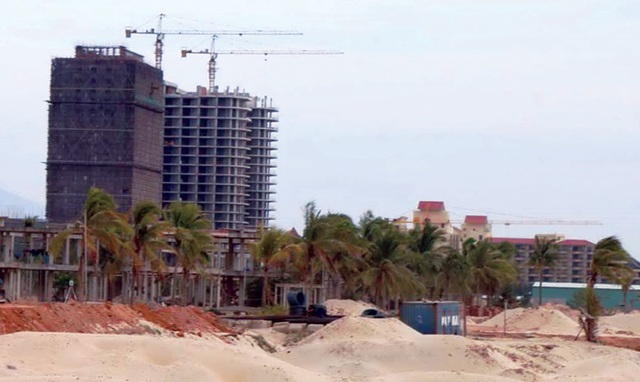 Trả lối ra biển cho dân: Vẫn chậm, nên xã hội hóa - 1
Các dự án ven biển mọc lên chặn lối xuống biển của người dân. Ảnh: PV.