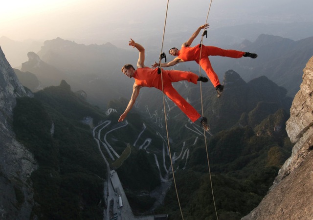 
Các nghệ sĩ biểu diễn trên vách đá ở Trương Gia Giới, tỉnh Hồ Nam, Trung Quốc. (Ảnh: Reuters)
