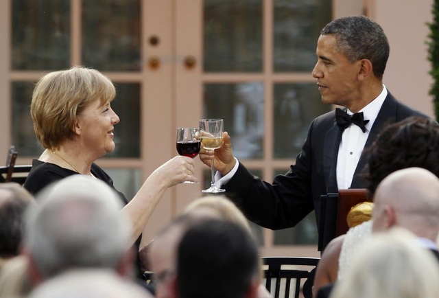 Ông Obama ăn tối riêng với Thủ tướng Đức - 6
Từ các cuộc gặp thượng đỉnh tới các bữa tối riêng tư, ông Obama và bà Merkel đã cùng nhau giải quyết nhiều vấn đề của thế giới, như cuộc khủng hoảng tài chính toàn cầu, thương mại tự do và một thỏa thuận quốc tế nhằm chống lại biến đổi khí hậu. (Ảnh: Reuters)