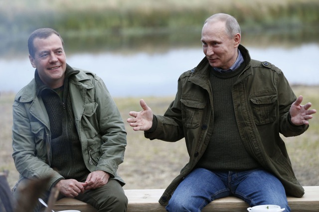 Những hình ảnh thế giới ấn tượng trong tuần - 1
Tổng thống Nga Vladimir Putin và Thủ tướng Dmitry Medvedev trò truyện trên đảo Lipno ở vùng Novgorod, Nga. (Ảnh: Sputnik)