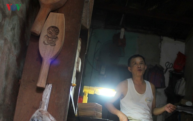 Khám phá nghề đúc khuôn bánh Trung thu giữa phố cổ Hà Nội - 12
Là người nhanh nhạy với thị trường nên các mẫu khuôn bánh của ông Quang rất đa dạng. Bên cạnh các khuôn bánh truyền thống như: Cá chép, Rồng, hoa hồng... ông Quang còn làm cả khuôn bánh hình các nhân vật trong phim mà trẻ em yêu thích như: Trư Bát Giới, Doremon...