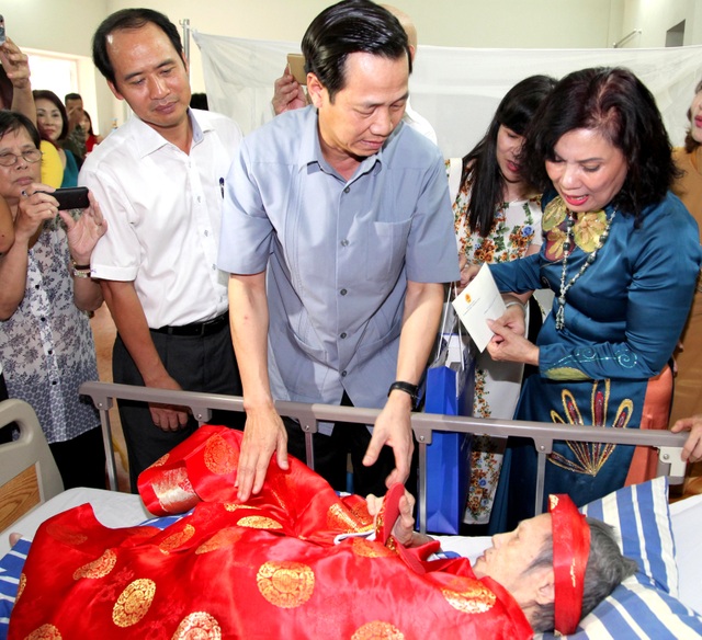 Ngày quốc tế người cao tuổi (1/10): “Để không ai cô đơn trong tuổi già” - 1
Bộ trưởng Bộ Đào Ngọc Dung tặng quà tới cụ Nguyễn Thị Viễn, 105 tuổi.