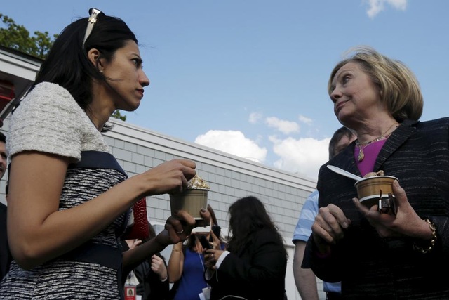 Nữ trợ lý xinh đẹp luôn sát cánh bên bà Clinton - 4
Trước đó, Abedin là Phó chánh văn phòng của của Ngoại trưởng Clinton từ 2009-2013.
