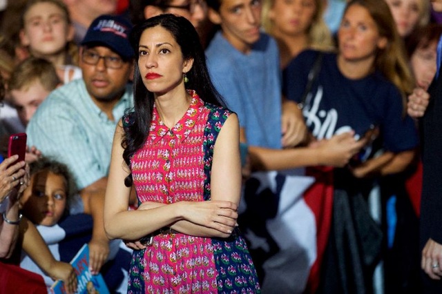 Những gương mặt chủ chốt trong bộ máy tranh cử của Hillary Clinton - 2
Huma Abedin, 40 tuổi, hiện là phó chủ tịch chiến dịch tranh cử của bà Clinton. Abedin làm việc cho bà Clinton từ khi thực tập tại Nhà Trắng năm 1996. Abedin thân thiết với cựu Ngoại trưởng Mỹ tới nỗi cô còn được ví như con gái thứ 2 của bà. (Ảnh: AFP)
