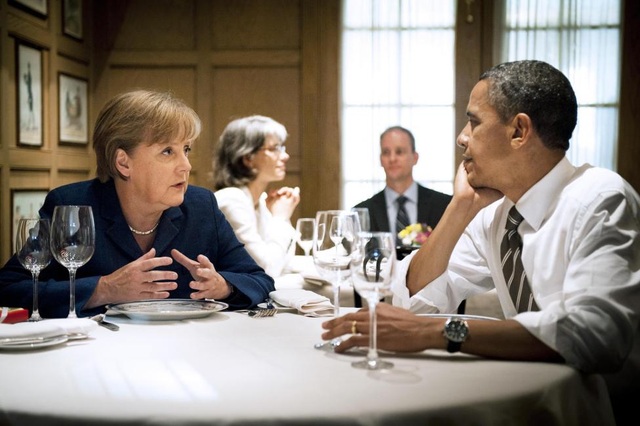 Ông Obama ăn tối riêng với Thủ tướng Đức - 8
Bà Merkel trò chuyện với ông Obama trong bữa tối riêng tư tại một nhà hàng ở thủ đô Washington năm 2011. (Ảnh: Reuters)