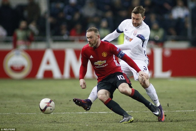 Nhìn lại chiến thắng dễ dàng của MU trước Zorya - 3
Rooney được ra sân và anh đeo băng đội trưởng của Quỷ đỏ