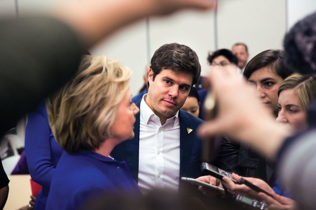 Những gương mặt chủ chốt trong bộ máy tranh cử của Hillary Clinton - 8
Nick Merrill (giữa), 32 tuổi, là phát ngôn viên chiến dịch tranh cử của bà Clinton. Merrill là một gương mặt mới trong nhóm trợ lý thân cận của bà Clinton nhưng nhanh chóng giành được sự tin tưởng của bà chỉ trong một thời gian ngắn. Merrill là người thường xuyên tháp tùng bà trong hầu hết các sự kiện công chúng và cũng từng làm việc trong chiến dịch tranh cử tổng thống năm 2008 của bà Clinton. (Ảnh: Politico)