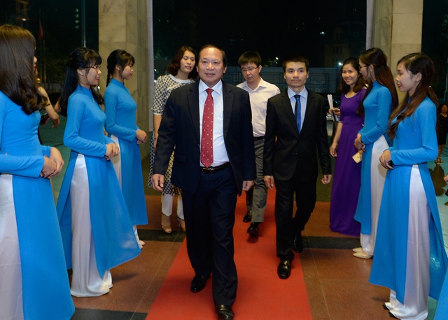 Nhân tài Đất Việt 2016 vinh danh 2 giải Nhất Công nghệ thông tin - 25
TS. Trương Minh Tuấn - Ủy viên Trung ương Đảng, Bộ trưởng Bộ Thông tin và Truyền thông - tiến vào hội trường.