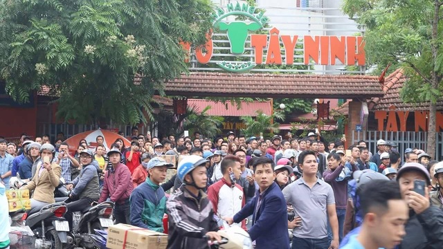 Hà Nội: 13 người tử vong trong vụ cháy quán karaoke - 15
Rất đông người dân tập trung theo dõi vụ cháy lớn. (Ảnh: Thanh Thúy)