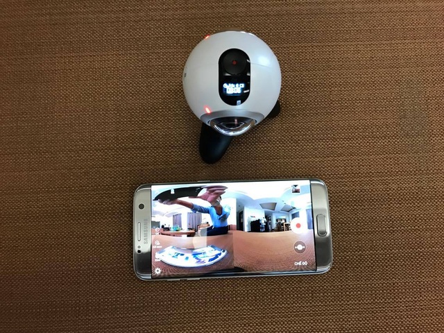 Đánh giá Samsung Gear 360 - máy ảnh 360 độ độc đáo của Samsung - 5
Gear 360 kết nối và hoạt động rất mượt mà trên Samsung Galaxy S7 edge