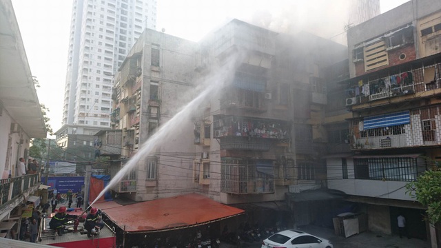 Hà Nội: Khói nghi ngút trên tầng 5 khu tập thể Dược - 4 Hà Nội: Khói nghi ngút trên tầng 5 khu tập thể Dược - 4