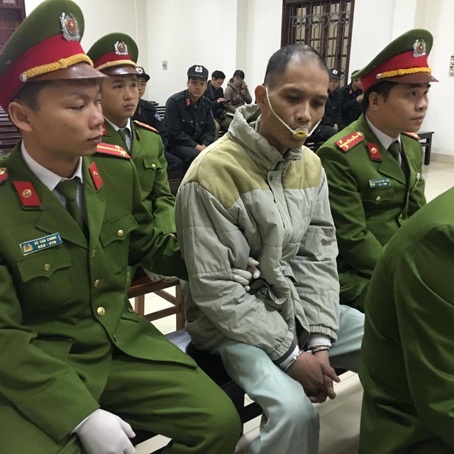 Tử hình kẻ sát hại 4 bà cháu ở Quảng Ninh - 11
Bị cáo Doãn Trung Dũng xuất hiện tại tòa trong bộ dạng mệt mỏi, hốc hác, miệng ngậm một dụng cụ chống cắn lưỡi tự tử.
