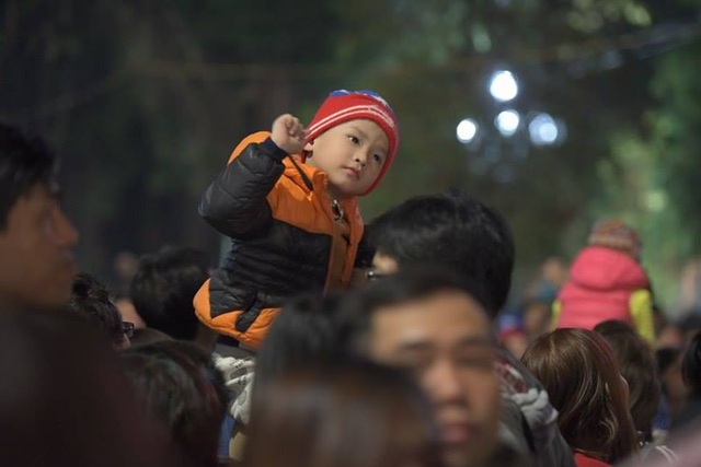 Triệu người cùng đếm ngược hân hoan chào năm 2017 - 18
Một em bé phấn khích theo điệu nhạc của DJ khi ngồi trên vai bố ở khu vực tháp nước Bờ Hồ (Ảnh: Mạnh Thắng)