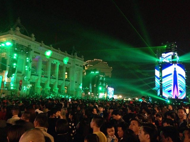 Triệu người cùng đếm ngược hân hoan chào năm 2017 - 14
22h, khu vực diễn ra chương trình ca nhạc đếm ngược chào năm mới đã quá tải người. (Ảnh Quý Đoàn)
