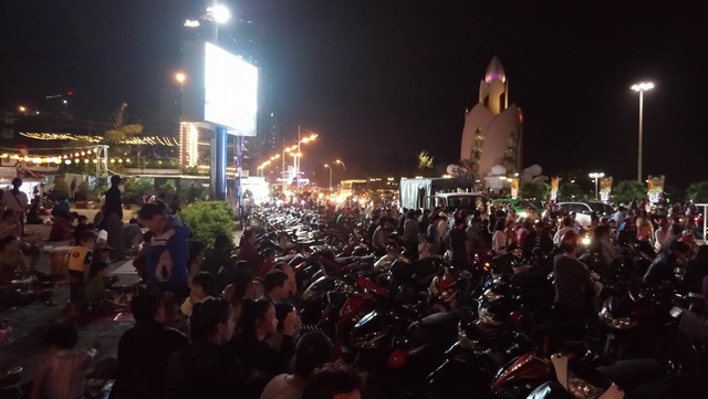 Triệu người cùng đếm ngược hân hoan chào năm 2017 - 37
Người dân Nha Trang đổ ra đường vui đón Giao thừa Tết dương lịch.