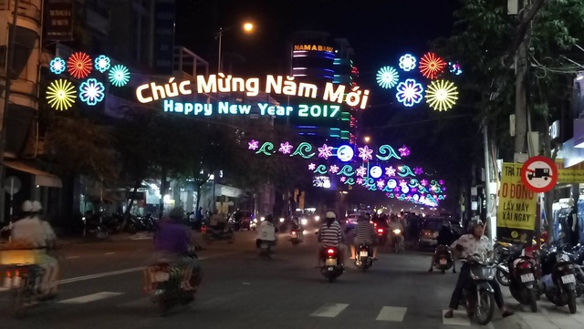 Triệu người cùng đếm ngược hân hoan chào năm 2017 - 38
Đường phố Nha Trang trang hoàng đón xuân. (Ảnh: Viết Hảo)