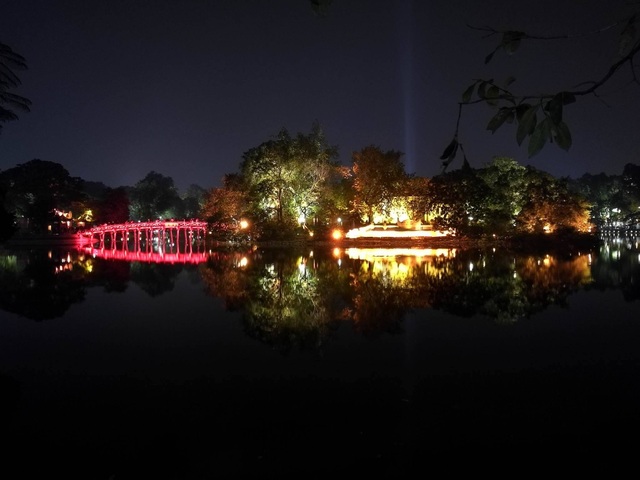 Triệu người cùng đếm ngược hân hoan chào năm 2017 - 25
Hồ Gươm lung linh sắc màu trong đêm cuối cùng của năm 2016. (Ảnh: Mạnh Thắng)